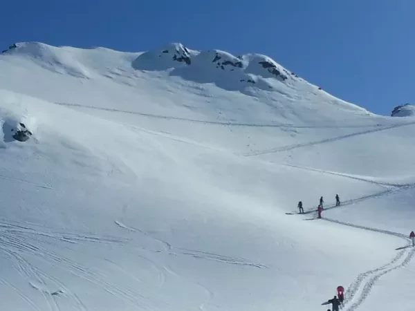 SKI TOURING FACING MONT-BLANC