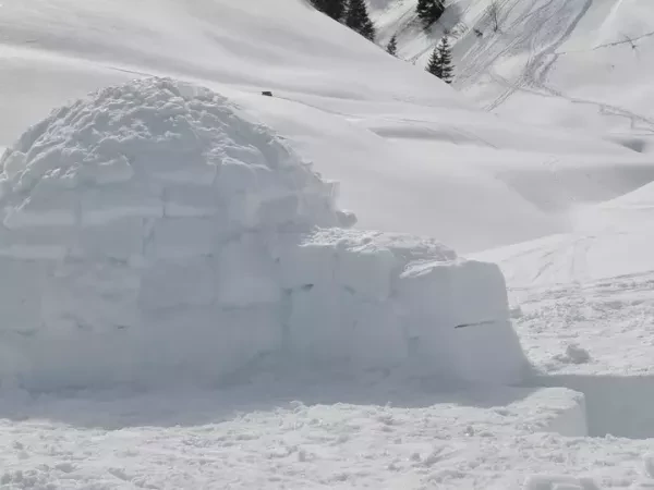 IGLOO WEEKEND IN THE ABONDANCE VALLEY