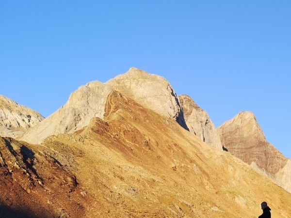 PYRÉNÉES : Du Vignemale à la vire aux fleurs